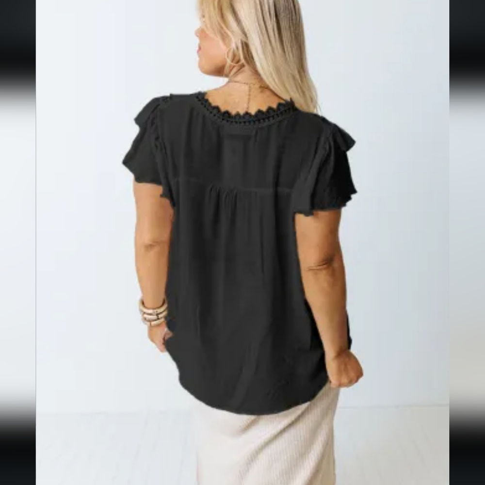 ♥️New Plus size black v neck top - Picture 6 of 11